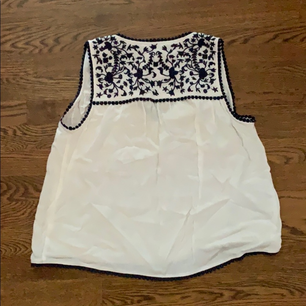 White top - Picture 2 of 2